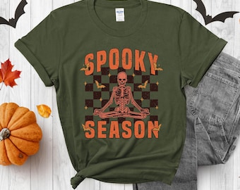 Griezelig seizoen Halloween-T-shirt, meditatie- en yogaliefhebber skeletshirt, grappig retro geruit herfstt-shirt, lotushouding mediterend skelet