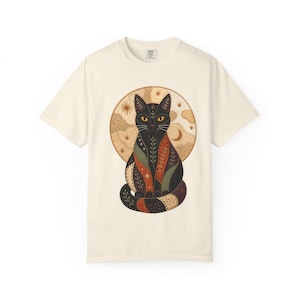 Camiseta mística de retazos con gato negro | Arte bohemio de gatos con luna y estrellas