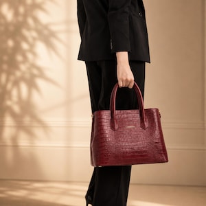 Woman carrying Croco Bourdeaux executive leather tote bag