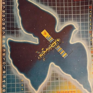 以下が含まれることがあります： 中央に青と白の鳩の形をしたヴィンテージポスター。鳩は、黄色と赤の宇宙ステーションが入った濃い青色の宇宙を飛んでいます。ポスターはグリッドパターンになっており、上部に「КОСМОС - ДЛЯ МИРА!」というテキストがあります。