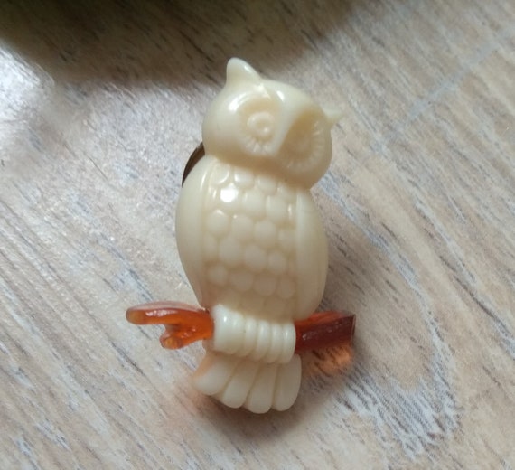 Vintage Avon White Snowy Owl Lapel Pin, Ivory Col… - image 2