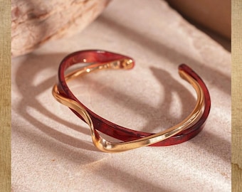 Bracelet manchette doré en acrylique rouge, jonc ouvert ondulé pour femme, bijoux audacieux et élégants, style moderne chic, cadeau pour elle