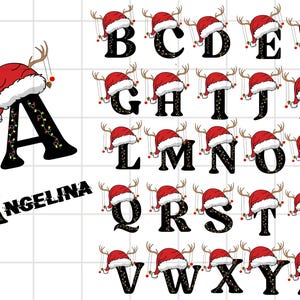 Könnte beinhalten: Schwarze Buchstaben A-Z, jeweils mit Weihnachtsmütze und Rentiergeweih verziert. Der Buchstabe "A" hat den Namen "Angelina" darunter. Jeder Buchstabe ist mit Lichterketten geschmückt, was ein festliches Urlaubsthema schafft.