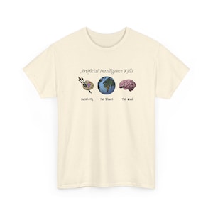 Peut inclure: T-shirt crème avec le texte "Artificial Intelligence Kills" au-dessus d'illustrations d'un pinceau et d'une palette, de la Terre et d'un cerveau. En dessous, les mots "Creativity", "The Planet" et "The Mind".