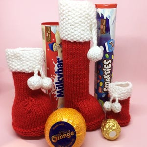 Modèle de tricot pour porte-chocolats pour bas de Noël : chocolat orange, Smarties, boutons, Ferrero Rocher