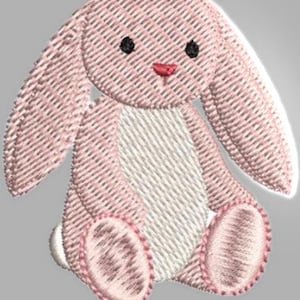 Könnte beinhalten: Gesticktes rosa Häschen mit langen Ohren, schwarzen Augen und einer roten Nase. Das Häschen hat einen weißen Bauch und rosa Füße. Das Design ist mit einem strukturierten Effekt gestickt, der ihm ein weiches, plüschiges Aussehen verleiht. Dieses Design ist für Babyartikel geeignet.