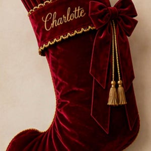 Heirloom Christmas Stocking. Windsor. Personlig lyxig julstrumpa. Handgjord. Stor storlek, sammetsgrön, röd, lila