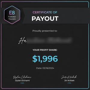 K&ouml;nnte beinhalten: Ein schwarzes E8 Funded Trader Auszahlungszertifikat mit einem Farbverlaufsrand. Es zeigt den Text CERTIFICATE OF PAYOUT, YOUR PROFIT SHARE: $1,996 und das Datum 16.02.2024. Es enth&auml;lt die Unterschriften und Titel von CEO Dylan Elchami und CTO Jiri Kribek.