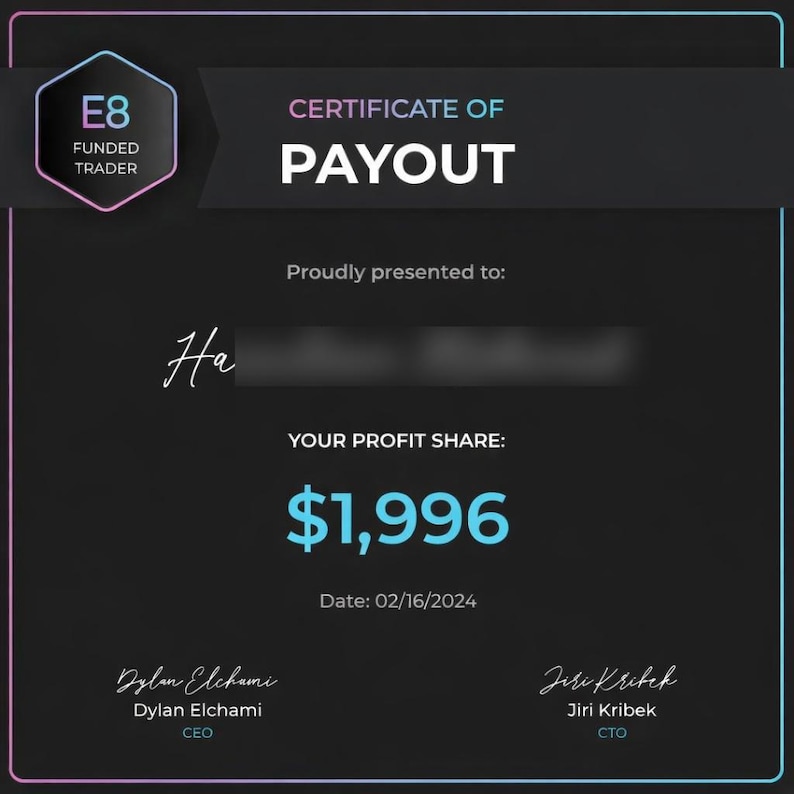 K&ouml;nnte beinhalten: Ein schwarzes E8 Funded Trader Auszahlungszertifikat mit einem Farbverlaufsrand. Es zeigt den Text CERTIFICATE OF PAYOUT, YOUR PROFIT SHARE: $1,996 und das Datum 16.02.2024. Es enth&auml;lt die Unterschriften und Titel von CEO Dylan Elchami und CTO Jiri Kribek.