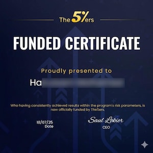 K&ouml;nnte beinhalten: Ein dunkelblaues Zertifikat mit dem Titel The 5%ers FUNDED CERTIFICATE in goldener und wei&szlig;er Schrift. Es enth&auml;lt den Text Proudly presented to, das Datum 18.07.25 und die Unterschrift von CEO Saul Lokier vor einem Hintergrund aus Pfeilen.
