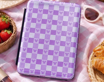 Gemütliche Park Day Kindle Hülle | Lila Vichykaro Bezug | Hübsches Kindle Paperwhite 7" | BookTok Girly Reader Geschenk | Gurt + Magnetverschluss