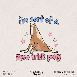 Puede incluir: Una ilustración digital de un poni marrón claro sentado en el suelo con las patas extendidas. El texto de arriba dice I'm sort of a y el de abajo Zero trick pony. El diseño incluye pequeñas estrellas rosas alrededor del poni.