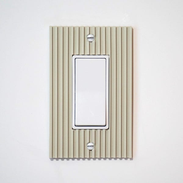 Cubierta de interruptor de luz Japandi: placa de pared minimalista con lamas verticales