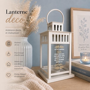 Peut inclure: Une lanterne en métal blanc avec une poignée supérieure et une base carrée, dotée d'une vitre imprimée avec le texte : CETTE LUMIERE brille POUR CEUX QUI PARTAGENT AVEC NOUS CETTE SI BELLE JOURNEE DEPUIS LE paradis. La lanterne mesure 20 cm.