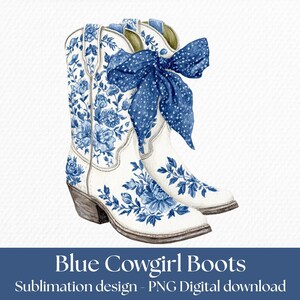 Könnte beinhalten: Aquarell-Illustration von weißen Cowboy-Stiefeln mit blauen Blumenmustern und einer blauen Schleife mit Punkten. Die Stiefel haben ein klassisches Design mit spitzer Zehenpartie und einem gestapelten Absatz. Der Text "Blue Cowgirl Boots" steht unten.