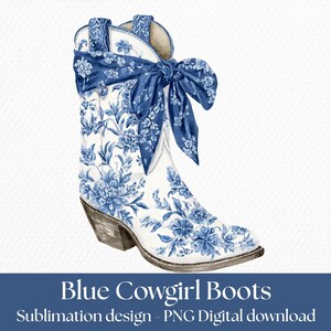 Könnte beinhalten: Aquarell-Illustration eines weißen Cowboystiefels mit blauem Blumenmuster. Der Stiefel hat eine dunkelblaue Schleife und einen grauen Absatz. Der Text "Blue Cowgirl Boots" befindet sich unten.