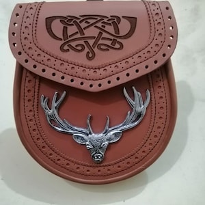 Handgefertigter brauner Ledersporran mit Hirschemblem - Traditionelle schottische Highland Daywear