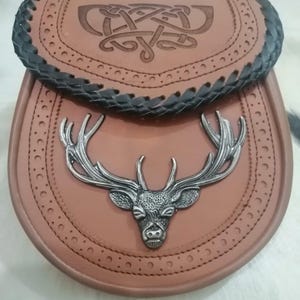 Handgefertigter brauner Leder-Tages-Sporran mit Hirschkopf-Emblem - Traditioneller schottischer Highland Kilt