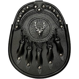 Handgefertigter Hirsch Emblem Sporran aus schwarzem Leder mit fünf Quasten - traditioneller schottischer Kilt