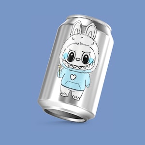 Puede incluir: Una lata de aluminio plateada con un personaje de dibujos animados con un disfraz de conejo blanco con una sudadera con capucha azul y un coraz&oacute;n. El personaje sostiene una peque&ntilde;a flor y tiene una expresi&oacute;n triste. El fondo es azul claro.