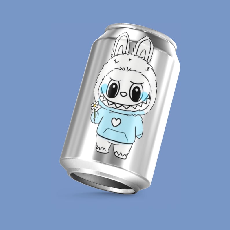 Puede incluir: Una lata de aluminio plateada con un personaje de dibujos animados con un disfraz de conejo blanco con una sudadera con capucha azul y un coraz&oacute;n. El personaje sostiene una peque&ntilde;a flor y tiene una expresi&oacute;n triste. El fondo es azul claro.