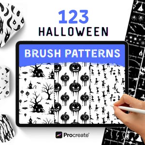 Può includere: Un display di arte digitale mostra 123 modelli di pennelli di Halloween. Lo schermo del tablet mostra vari disegni spettrali, tra cui zucche, streghe e case infestate. Sono visibili anche tre adesivi con motivi a tema Halloween.