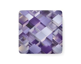 Può includere: Un sottobicchiere quadrato con un design geometrico 3D. Il design presenta un motivo ripetuto di cubi e forme rettangolari viola e argento, creando un effetto a strati. Il sottobicchiere ha angoli arrotondati e una finitura lucida.