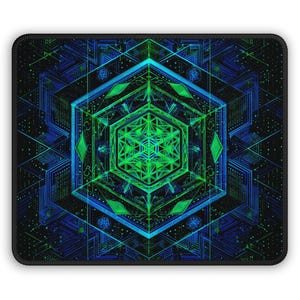 Op de afbeelding: Zwarte muismat met een geometrisch ontwerp. Het middelpunt is een groene en blauwe zeshoekige vorm, met ruitvormen en circuitachtige patronen, wat een futuristische en abstracte esthetiek creëert.