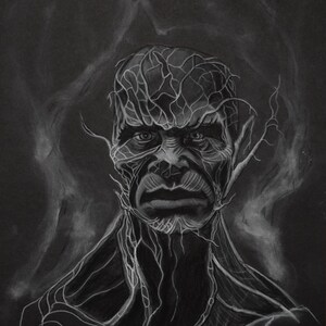 Puede incluir: Un dibujo a carboncillo de una figura de rostro severo con una red de líneas blancas superpuestas a la cara y el cuello. La obra de arte tiene un fondo oscuro con formas tenues, similares a nubes, que rodean la cabeza, creando un efecto dramático.
