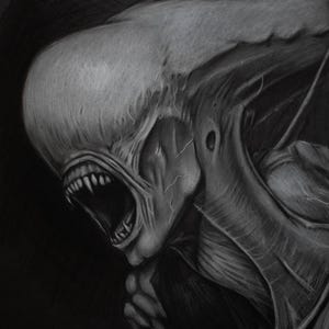 Puede incluir: Un dibujo en escala de grises de una criatura con una cabeza grande y alargada y una boca abierta que revela dientes afilados. La obra de arte está detallada con sombreado, creando una sensación de profundidad y textura sobre un fondo oscuro. La criatura es esquelética.