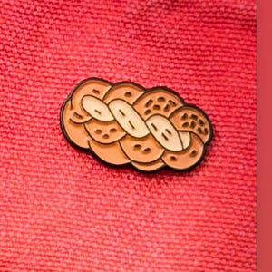Challah Enamel Pin – by Pnimi Pins