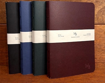 "Set mit zwei handgefertigten ""B6"" Notizbüchern und Einlagen - Füllfederhalter."