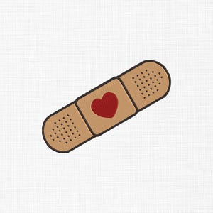 Könnte beinhalten: Ein beigefarbenes Pflaster mit einem roten Herz in der Mitte. Das Pflaster hat kleine, gleichmäßig verteilte Löcher an jedem Ende und eine schwarze Umrandung. Der Hintergrund ist schlicht weiß.