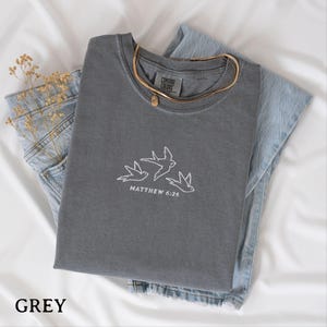 Gesticktes christliches T-Shirt: Look at the Birds, Comfort Colors Tee