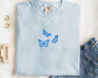 Gestickter blauer Schmetterling Komfort Farben Hemd : Vintage Style Tee