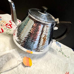Vintage Towercrome Hammered Aluminum Teapot – Bakelite Handle & Knob, Mid-Century Modern, Made in England