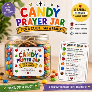 Puede incluir: Un frasco de vidrio transparente lleno de dulces multicolores, con una etiqueta que dice Candy Prayer Jar, Pick a Candy... Say a Prayer! Una tarjeta blanca separada muestra una guía de colores con oraciones según el color del dulce.