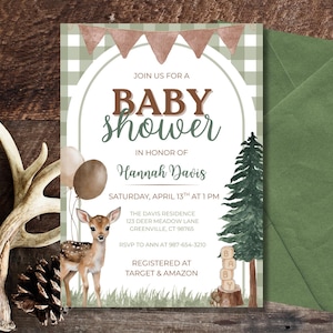 Può includere: Invito per baby shower a tema bosco. L'invito presenta un'illustrazione di un cervo, palloncini e il testo "Baby Shower" in marrone e verde. L'invito è su sfondo bianco con una busta verde.