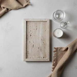 Bandejas de piedra travertino natural: bandejas modernas y minimalistas para servir y exhibir en la cocina, el baño, la mesa de centro y la decoración del hogar.