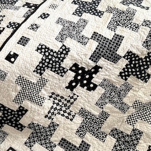 Made To Order Moderne Schwarz & Weiß handgefertigte Quilt / 3 Größen