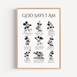 Op de afbeelding: Een ingelijste print met de tekst "GOD SAYS I AM" bovenaan. Daaronder staan negen illustraties van Mickey en Minnie Mouse met inspirerende woorden als "Moedig" en "Geliefd". Elke illustratie wordt vergezeld van een bijbelvers.