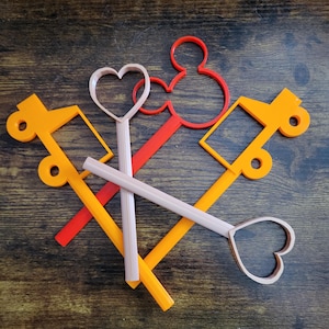 Puede incluir: Una taza de cerámica blanca con un asa negra y el texto "But First, Coffee" en un estilo manuscrito. La taza está sobre una superficie blanca. La taza mide 10 cm de alto.