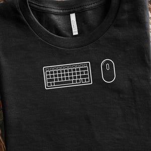 Minimalistisches Gamer Shirt Tastatur & Maus PC Gamer Tee Coder TShirt Tech Liebhaber Geschenk Streamer Outfit Gaming Kleidung Weiß Line Art Gamer Geschenke