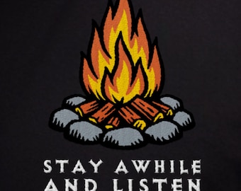 Quédate un rato y escucha. Camiseta para gamers inspirada en Diablo, bordada con llamas pixeladas de fogata. Camiseta acogedora para gamers retro. Idea de regalo para gamers.