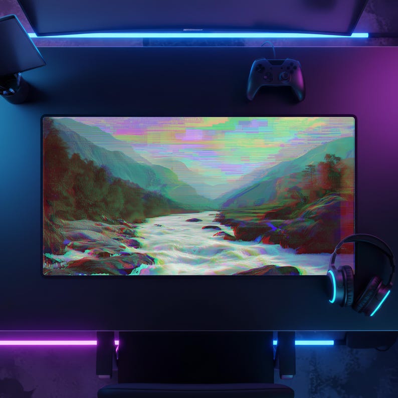 Peut inclure: Configuration de bureau de jeu noire avec un grand &eacute;cran affichant un paysage de rivi&egrave;re et de montagnes en glitch art. Une manette et un casque noirs sont &eacute;galement pr&eacute;sents, avec un &eacute;clairage d'appoint bleu et violet.