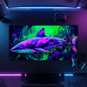 Neon Shark-skrivbordsmatta, glödande Aquatic Predator-konst, stor förlängd spelmusmatta