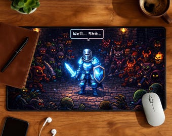 Könnte beinhalten: Schwarzes rechteckiges Mauspad mit einer pixeligen Fantasy-Szene. Es zeigt einen Ritter in blauer Rüstung, ein leuchtendes Schwert und den Text "Well... Shit...". Der Ritter ist von pixeligen Monstern umgeben.