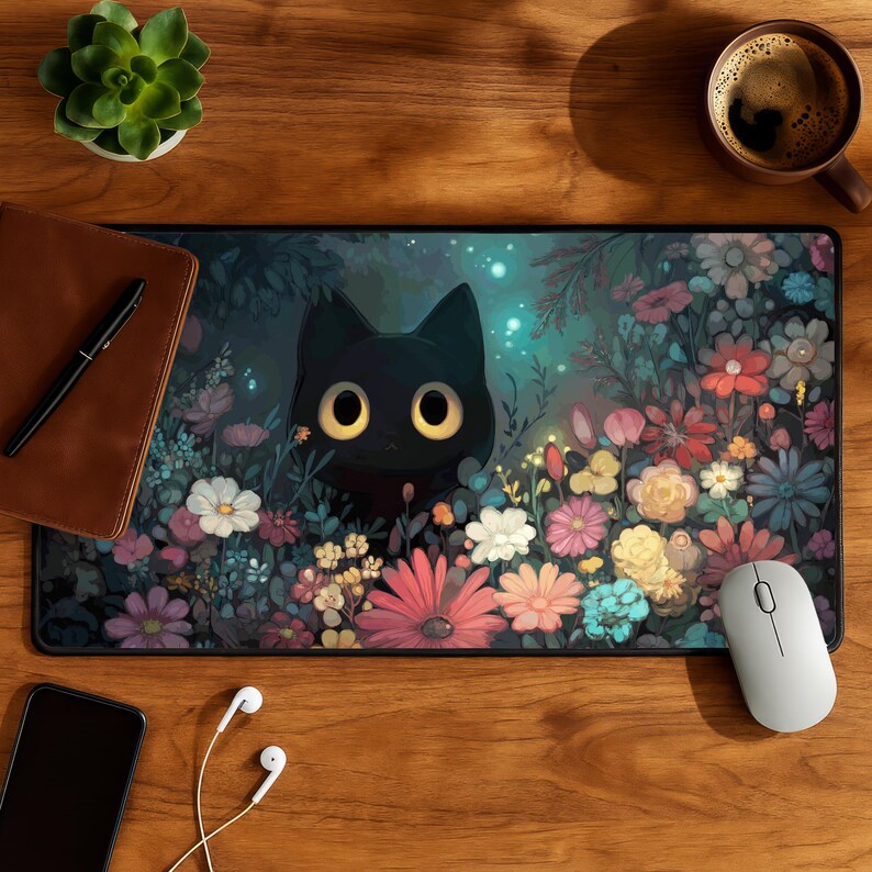 Puede incluir: Alfombrilla de rat&oacute;n rectangular con un gato negro con grandes ojos amarillos rodeado de flores coloridas. El dise&ntilde;o est&aacute; sobre un fondo oscuro y so&ntilde;ador. Un rat&oacute;n blanco est&aacute; a la derecha.