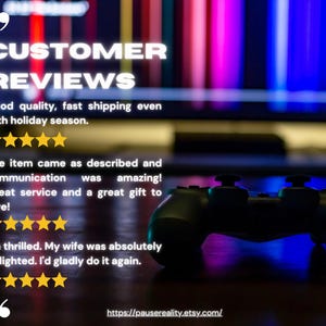 Peut inclure: Une manette de jeu noire est au premier plan, avec un arri&egrave;re-plan flou d'un &eacute;cran affichant des lumi&egrave;res color&eacute;es. L'image comprend des avis clients avec des &eacute;valuations cinq &eacute;toiles et le texte "CUSTOMER REVIEWS". L'URL de la boutique Etsy est visible en bas.