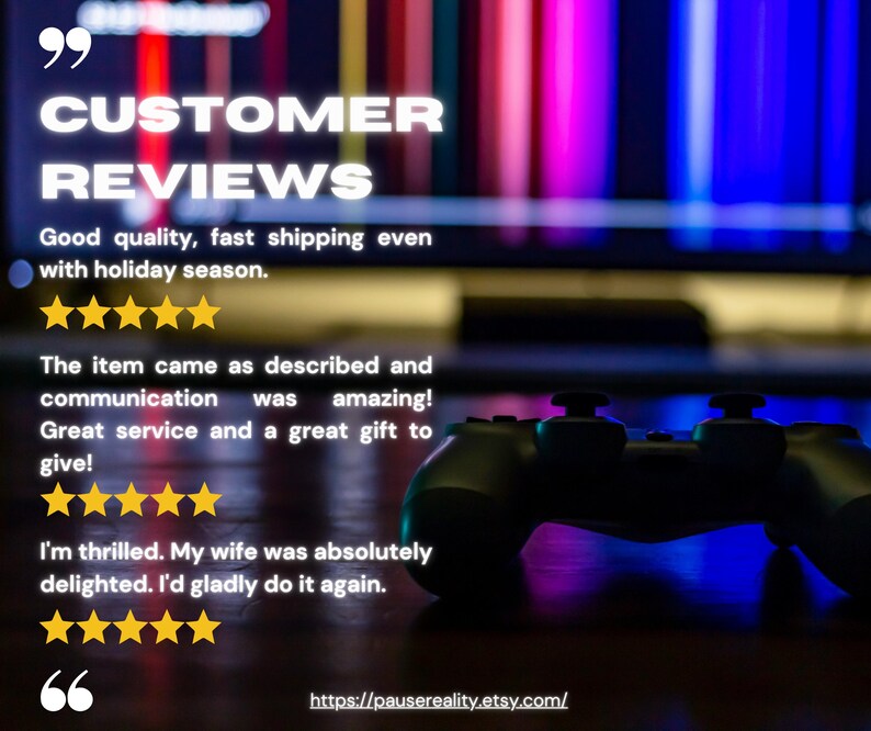 Peut inclure: Une manette de jeu noire est au premier plan, avec un arri&egrave;re-plan flou d'un &eacute;cran affichant des lumi&egrave;res color&eacute;es. L'image comprend des avis clients avec des &eacute;valuations cinq &eacute;toiles et le texte "CUSTOMER REVIEWS". L'URL de la boutique Etsy est visible en bas.